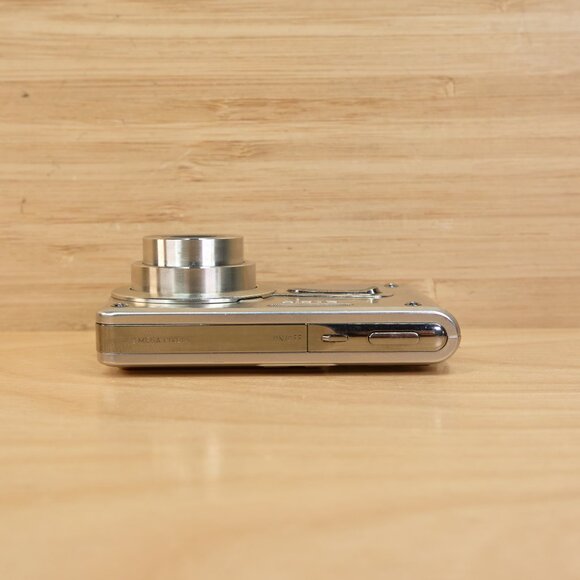 Casio Exilim EX-S100 / Ultra Slim 3.2MP Digital Camera / Credit Card Size - Picture 5 of 9